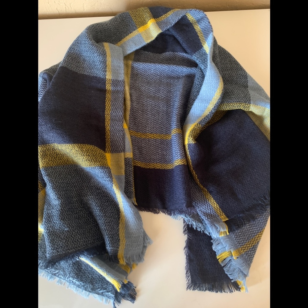 Lightweight navy blue & yellow throw blanket